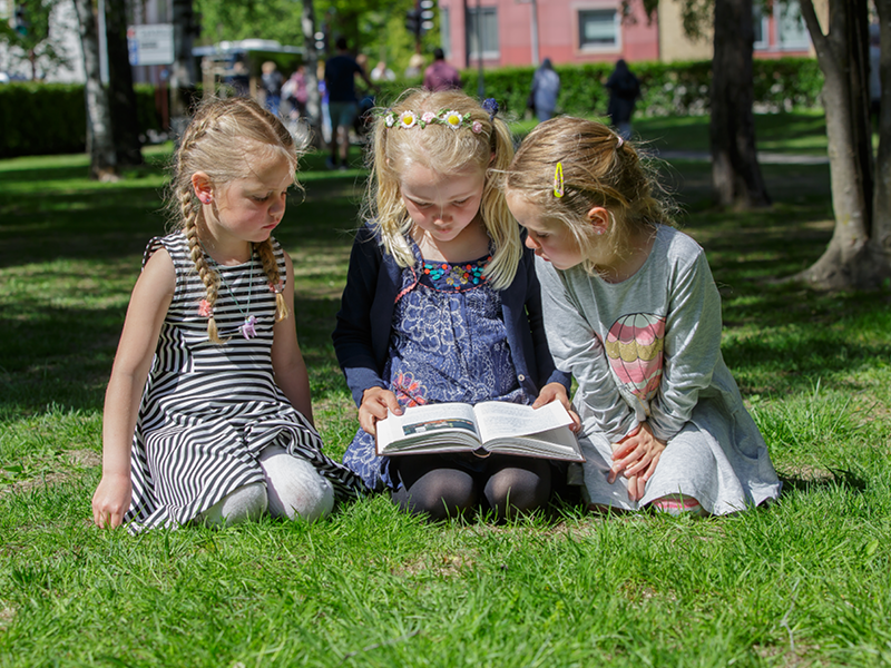 Barn som leser. Foto: Øystein Nordås
