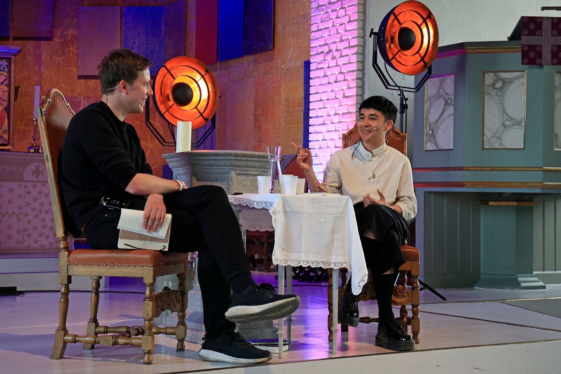 Ocean Vuong og Fredrik Hagen i Lillehammer kirke (Foto: Jørgen Skaug)